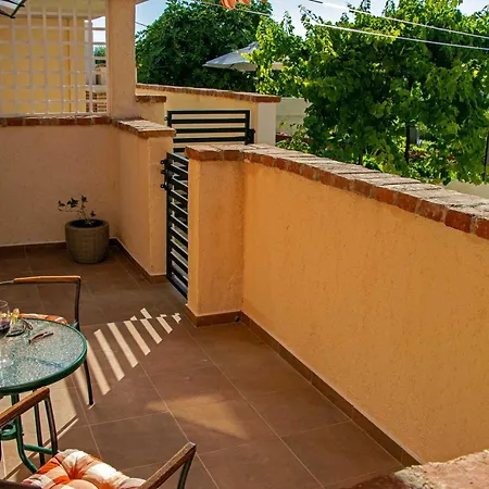 Apartment Rocks & Stars